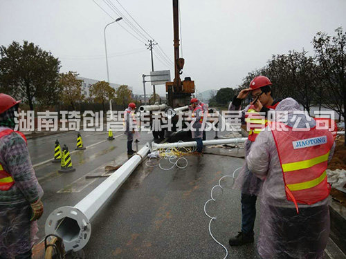 “數(shù)字化醴陵”項目電子警察桿件吊裝